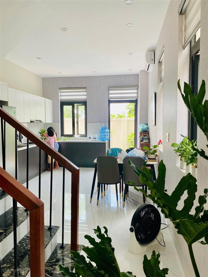 Cho thuê căn hoàn thiện 2 tầng full đồ đẹp chỉ việc vào ở được luôn.