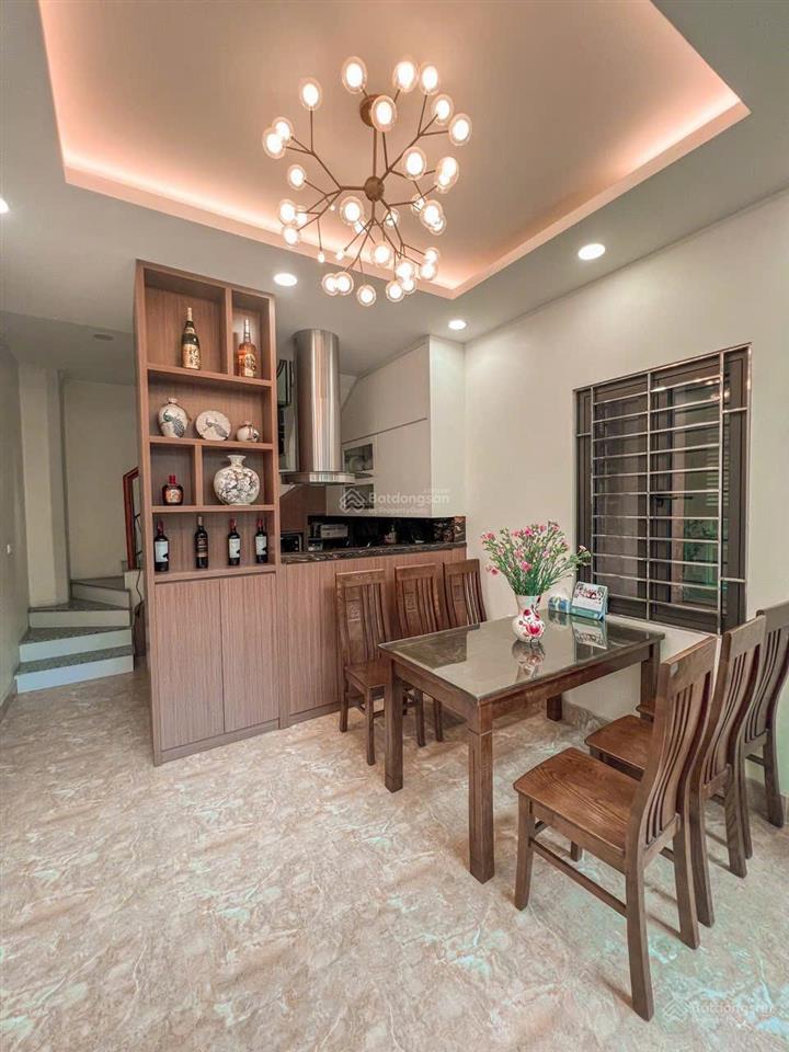 Chính chủ cho thuê nhà kd hoặc ở  định công  5 tầng  ô tô vào tận cổng  có sân để xe (40m2/sàn)