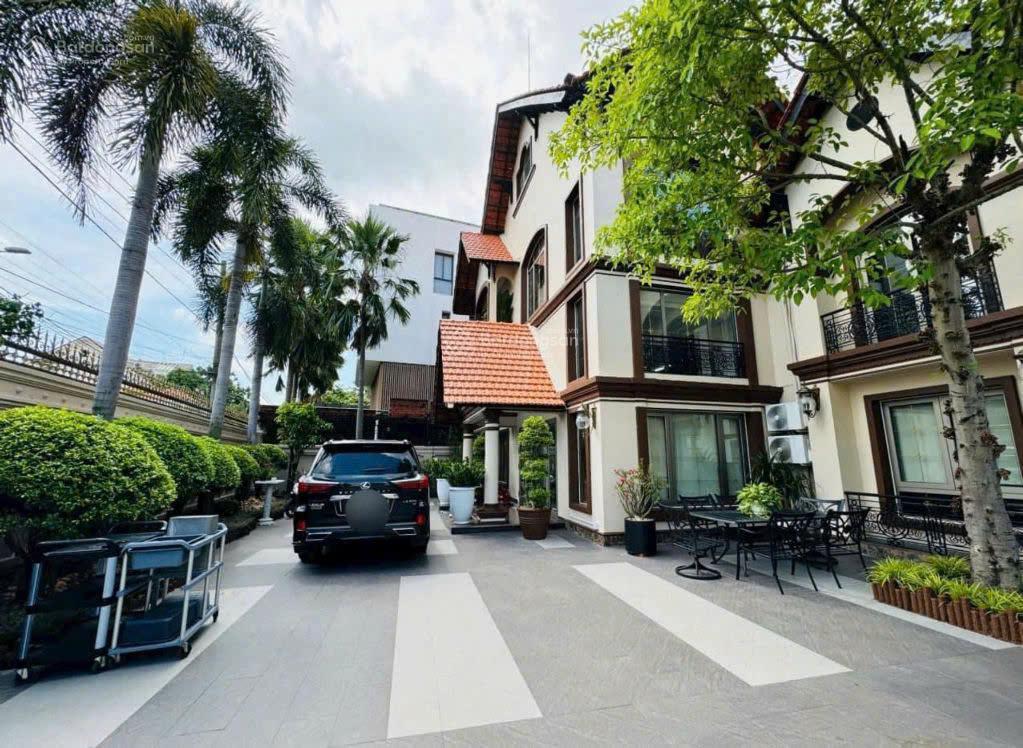 Biệt thự trần văn sắc  p. thảo điền  dt 22m x 31m  hồ bơi, sân vườn  197 tr/m2  135 tỷ