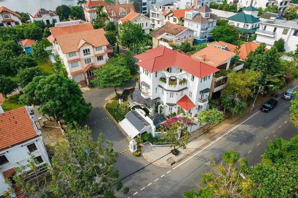 Bán biệt thự nguyễn văn hưởng  góc 3 mặt tiền dt 20m x 26,5m  hồ bơi sân vườn  530m2