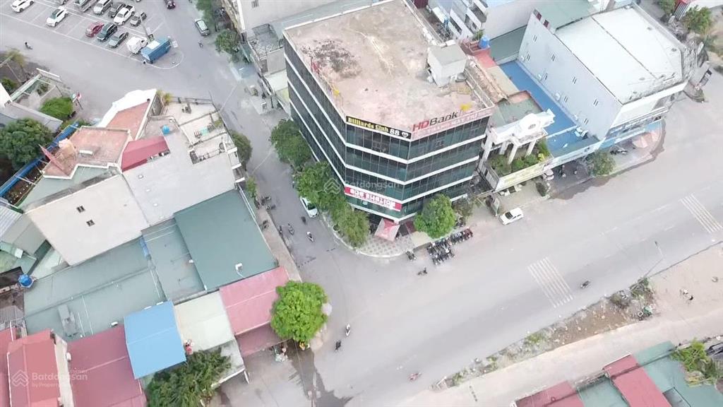 Mặt chợ trung tâm thương mại dân tiến