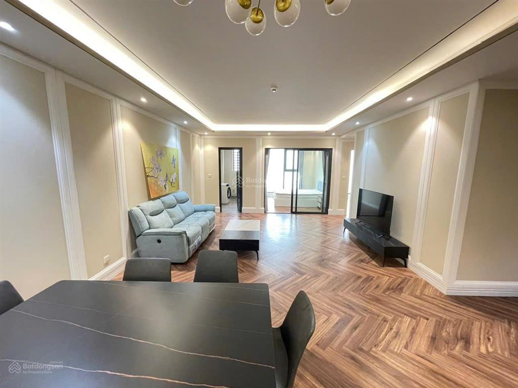 Cắt lỗ sâu ! chủ nhà cần tiền bán gấp căn hộ 2 ngủ king palace, ban công đông nam, có slot oto