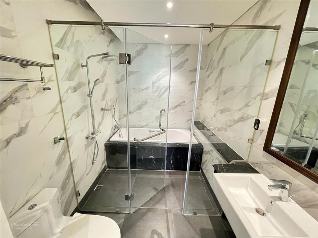 Cắt lỗ sâu ! chủ nhà cần tiền bán gấp căn hộ 2 ngủ king palace, ban công đông nam, có slot oto