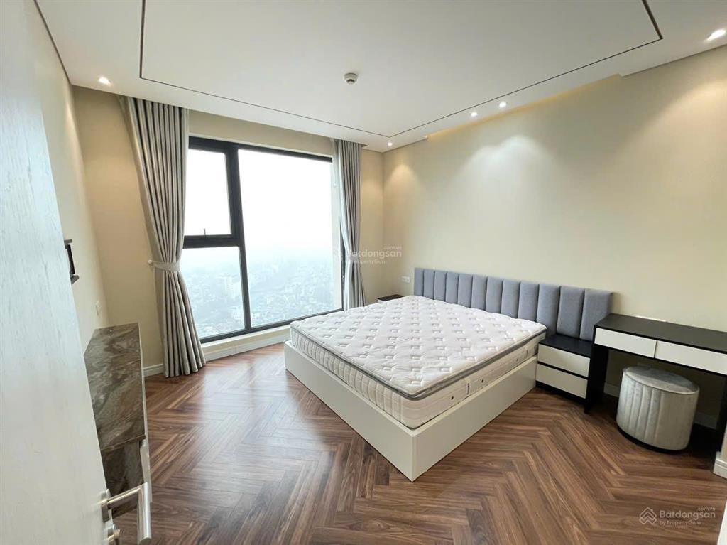 Cắt lỗ sâu ! chủ nhà cần tiền bán gấp căn hộ 2 ngủ king palace, ban công đông nam, có slot oto