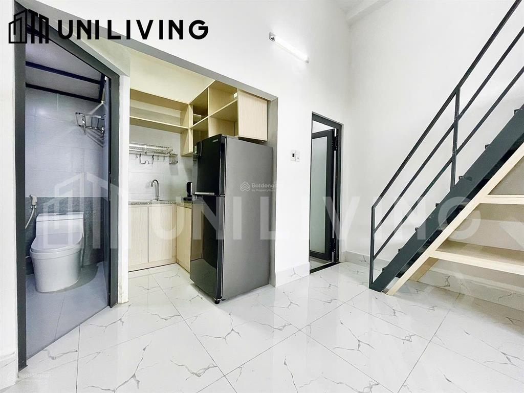 Trống lại phòng gác to full nội thất tách bếp 4 người 4 xe ngay đh luật, văn lang cửa sổ to