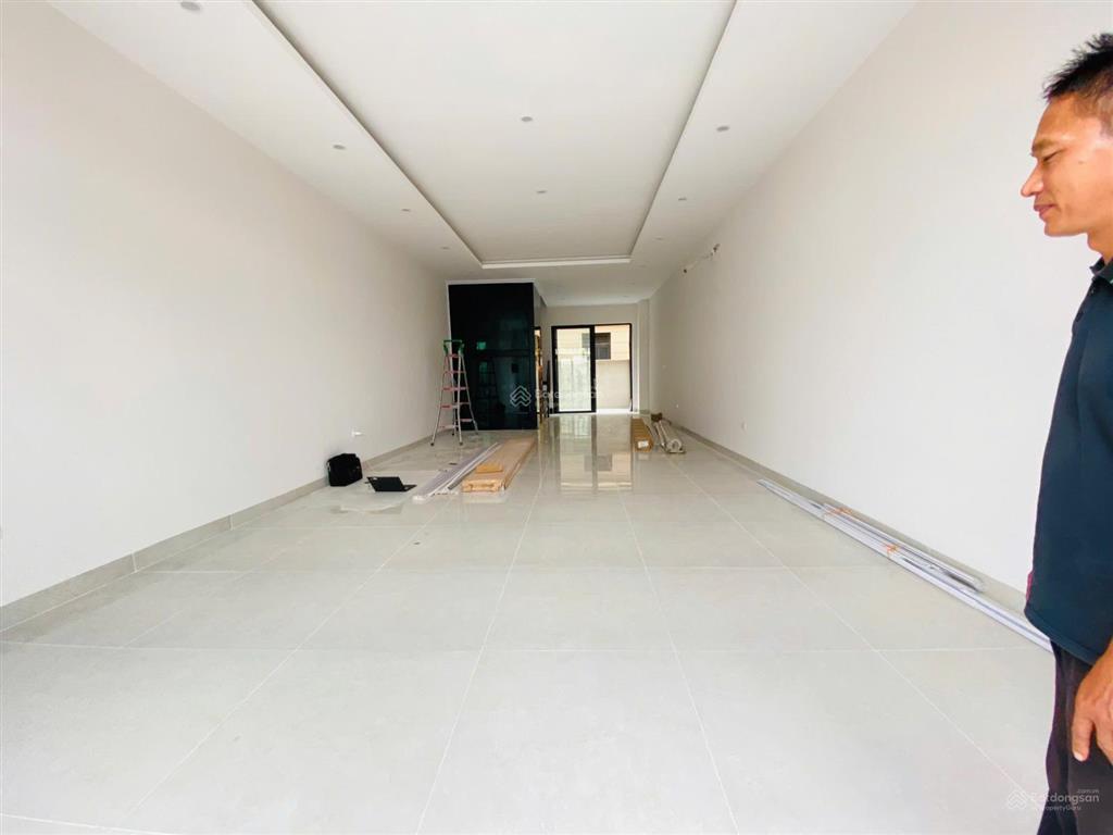 Chủ nhà gửi cho thuê căn liền kề tn1 đã hoàn thiện 5 tầng có thang máy, giá chỉ 35 triệu/tháng