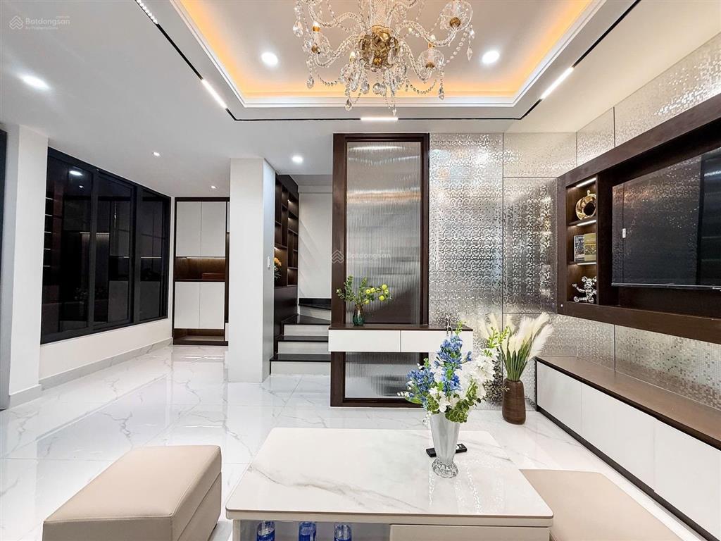 Siêu hiếm phú nhuận nhà đẹp ngang lớn 6m  hxh 4 chỗ thông, đ.thích quảng đức  5 tầng  36m2 (6x6)