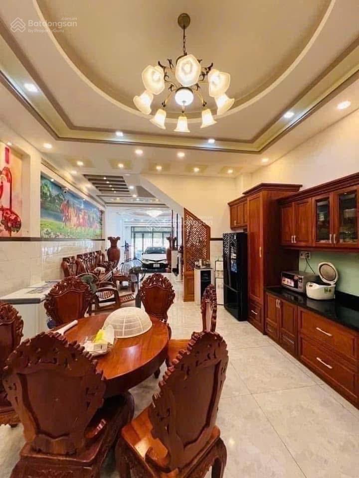 Chính chủ bán nhà 2 mặt tiền hẻm 10m hồng bàng quận 11  diện tích 4m x 17 m (3 tầng)