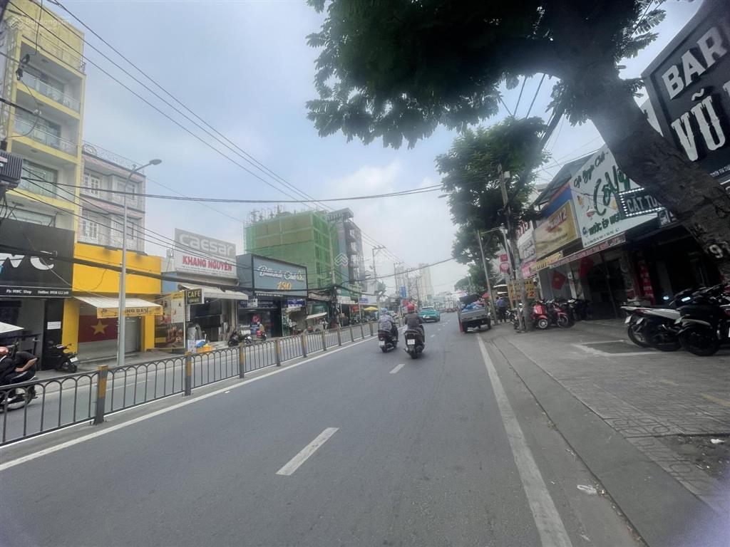 Bán nhà mt phan đăng lưu, phú nhuận dt 20 x 33, 2 tầng. hđ thuê 500 triệu/ tháng. 200 tỷ