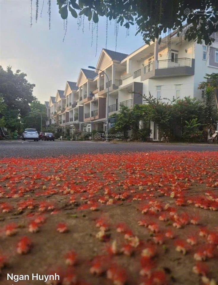 Bán nhà phố biệt thự dự án park riverside quận 9 hcm, khu compoud tiện ích đầy đủ.