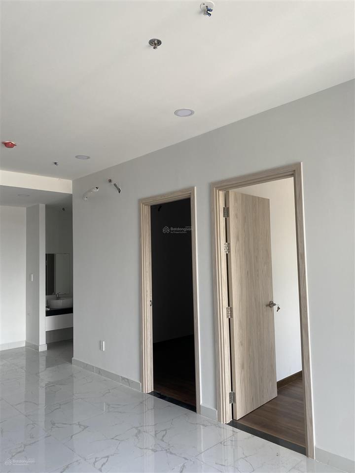 Căn hộ 2pn view hồ bơi sẵn sổ hồng tầng trung cần bán nhanh cho khách thiện chí