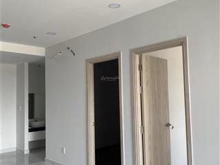 Căn hộ 2pn view hồ bơi sẵn sổ hồng tầng trung cần bán nhanh cho khách thiện chí