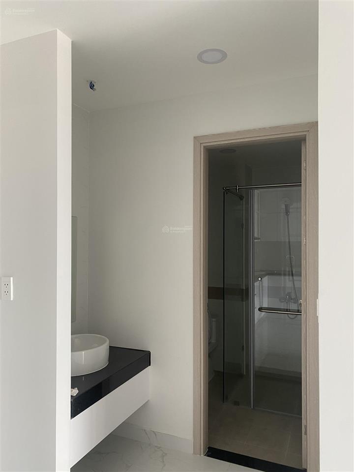 Căn hộ 2pn view hồ bơi sẵn sổ hồng tầng trung cần bán nhanh cho khách thiện chí