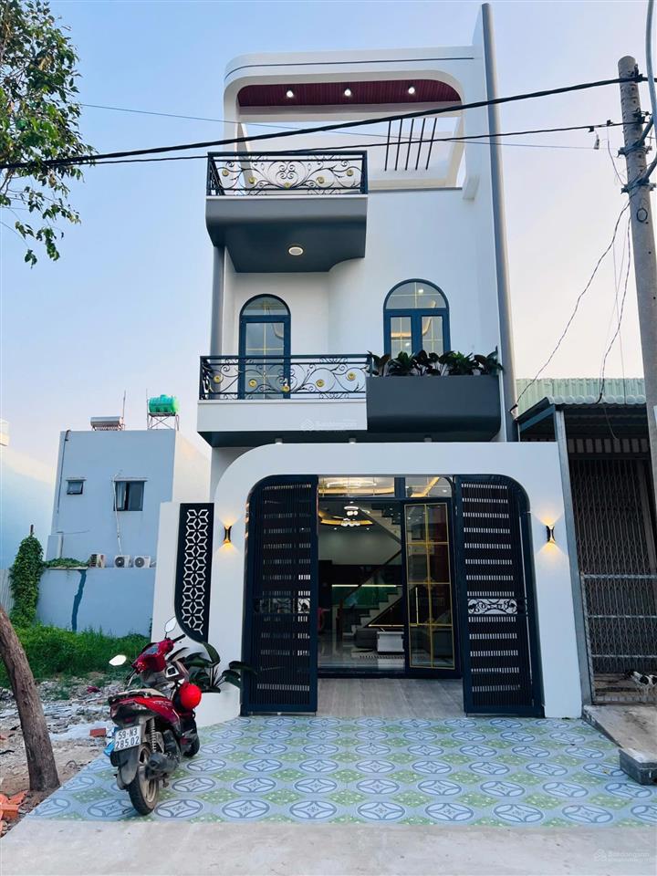 Cần bán gấp siêu phẩm 2 lầu ngay bến xe quận 8  dt 5x18  sổ hồng riêng . giá  1 tỷ 300tr còn tl