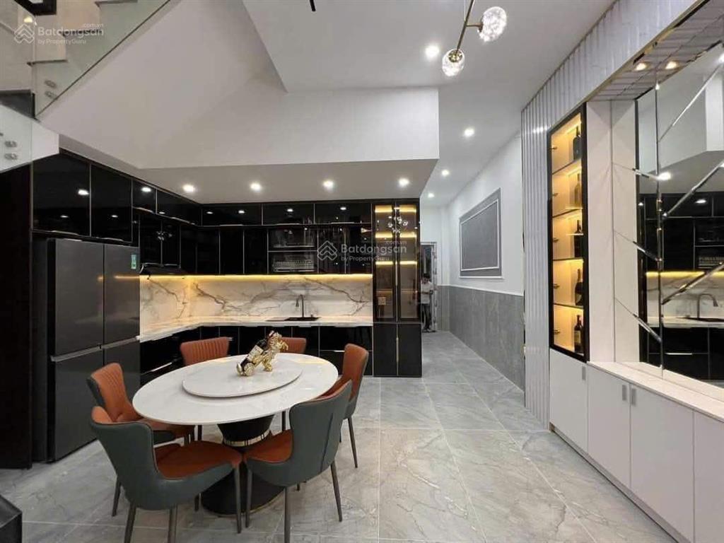 Cần bán gấp siêu phẩm 2 lầu ngay bến xe quận 8  dt 5x18  sổ hồng riêng . giá  1 tỷ 300tr còn tl