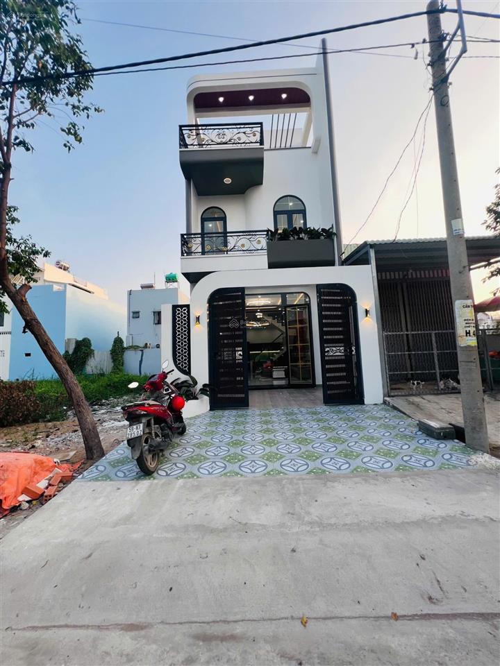 Cần bán gấp siêu phẩm 2 lầu ngay bến xe quận 8  dt 5x18  sổ hồng riêng. còn tl