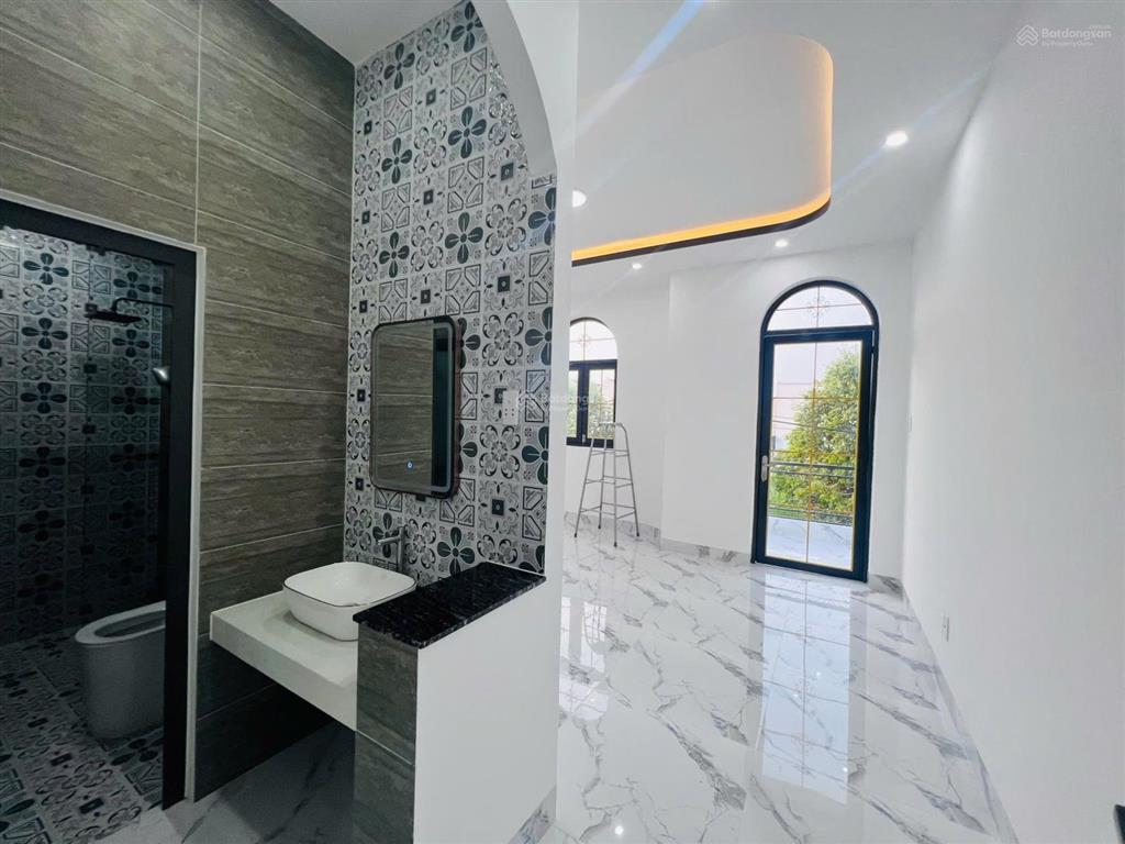 Cần bán gấp siêu phẩm 2 lầu ngay bến xe quận 8  dt 5x18  sổ hồng riêng. còn tl