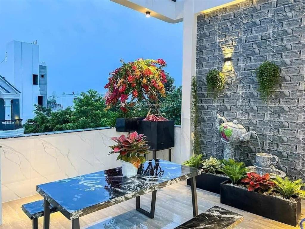 Cần bán gấp siêu phẩm 2 lầu ngay bến xe quận 8  dt 5x18  sổ hồng riêng. còn tl