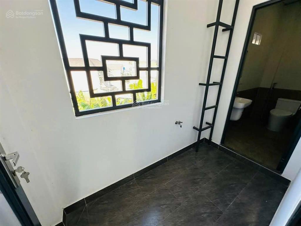 Cần bán gấp siêu phẩm 2 lầu ngay bến xe quận 8  dt 5x18  sổ hồng riêng. còn tl