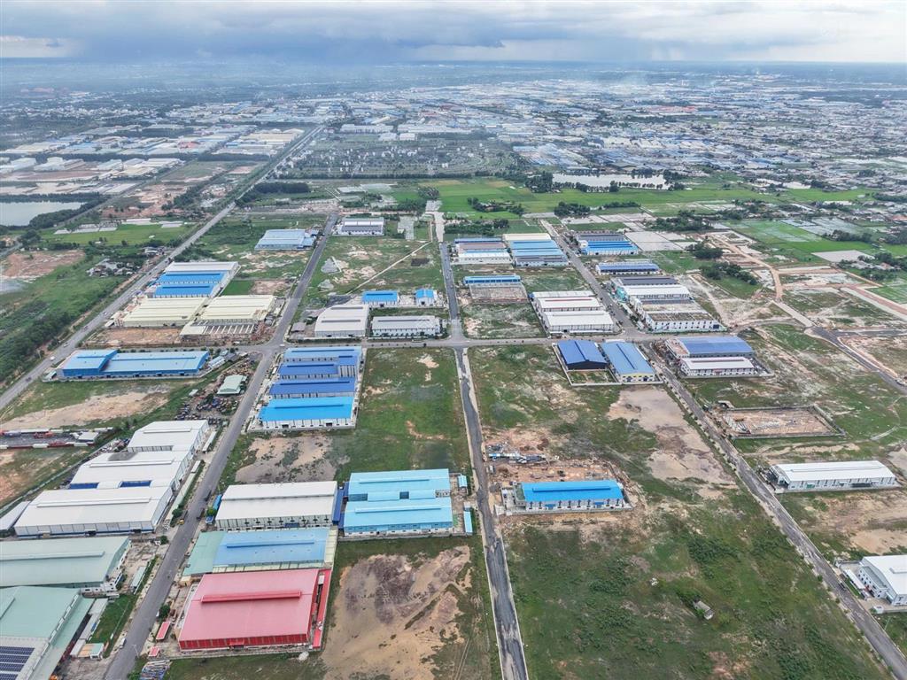 Bán đất trong kcn đức hòa dt 3.000m2  tiếp nhận xi mạ dệt nhuộm