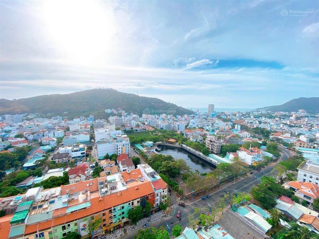 Nhà mặt tiền đường 30m  cách biển 500m
