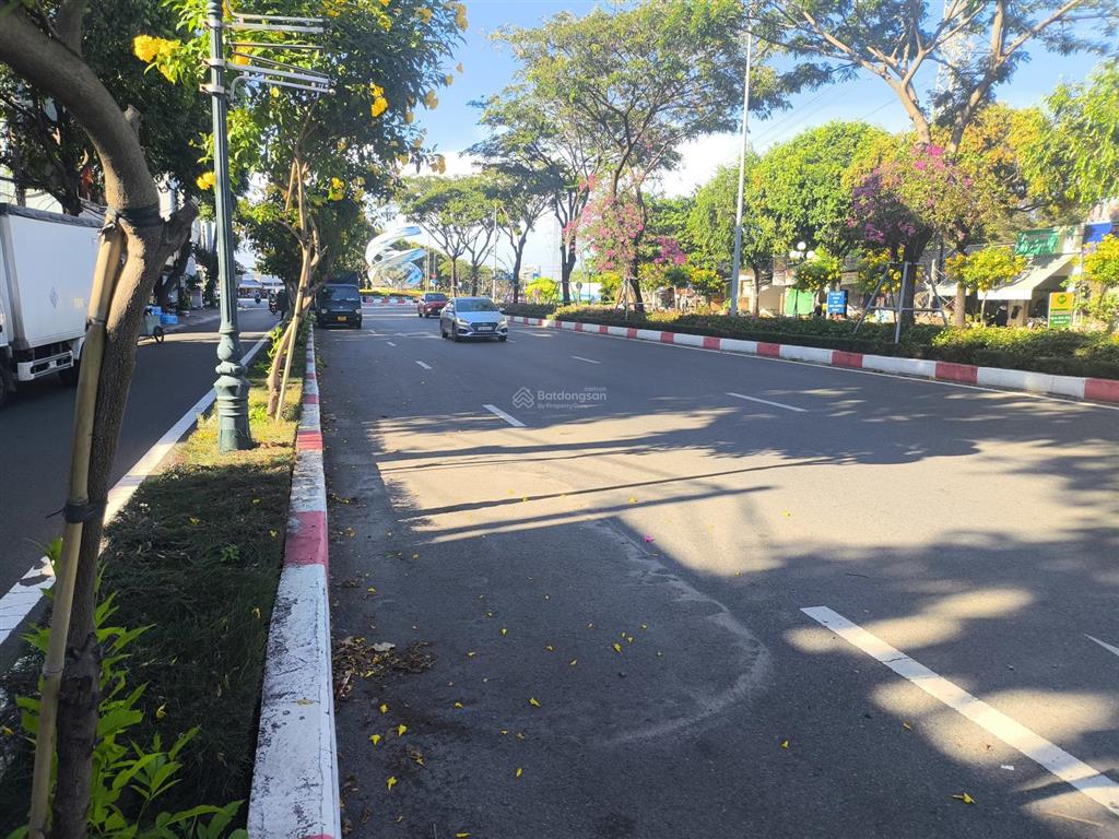 Nhà mặt tiền đường 30m  cách biển 500m