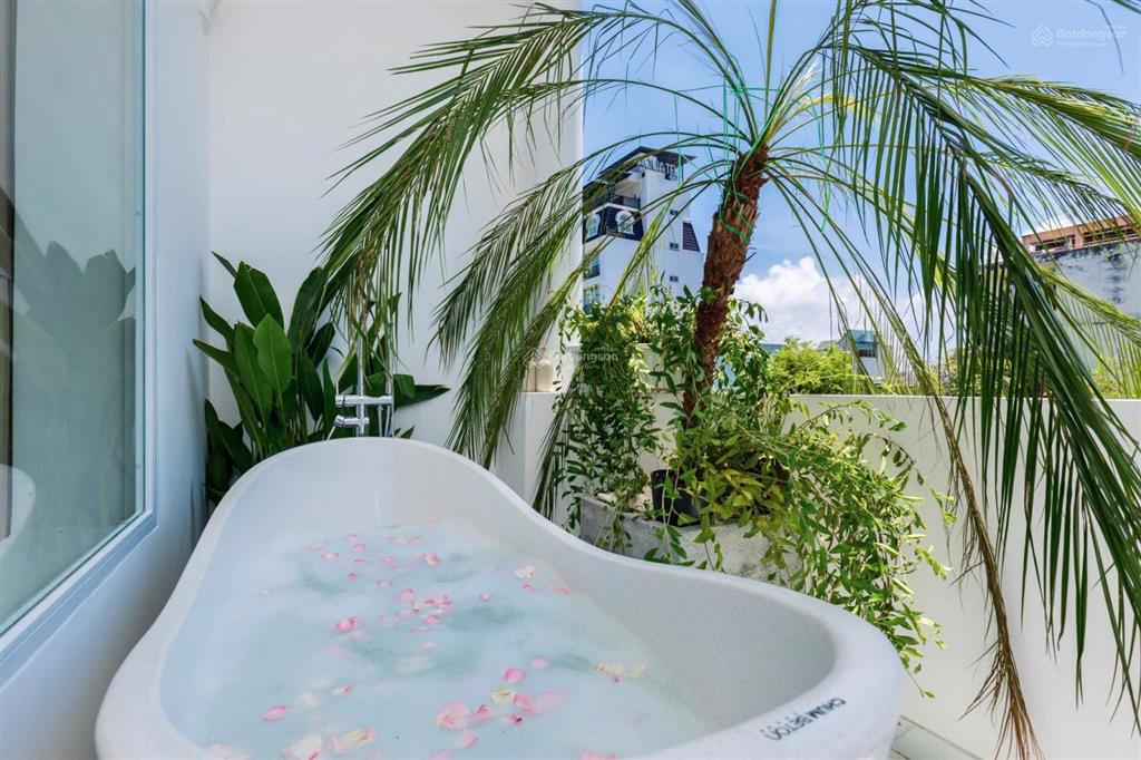 Biệt thự hồ bơi mặt tiền đường 30m  cách biển 150m