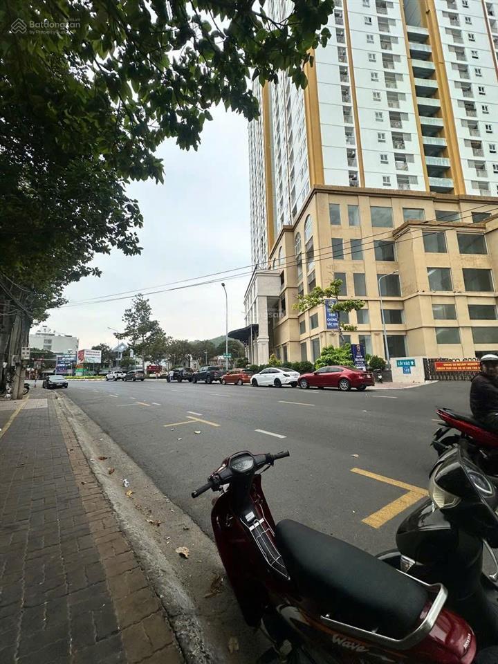 Bán quỹ đất lớn  lô góc 2 mặt tiền võ thị sáu
