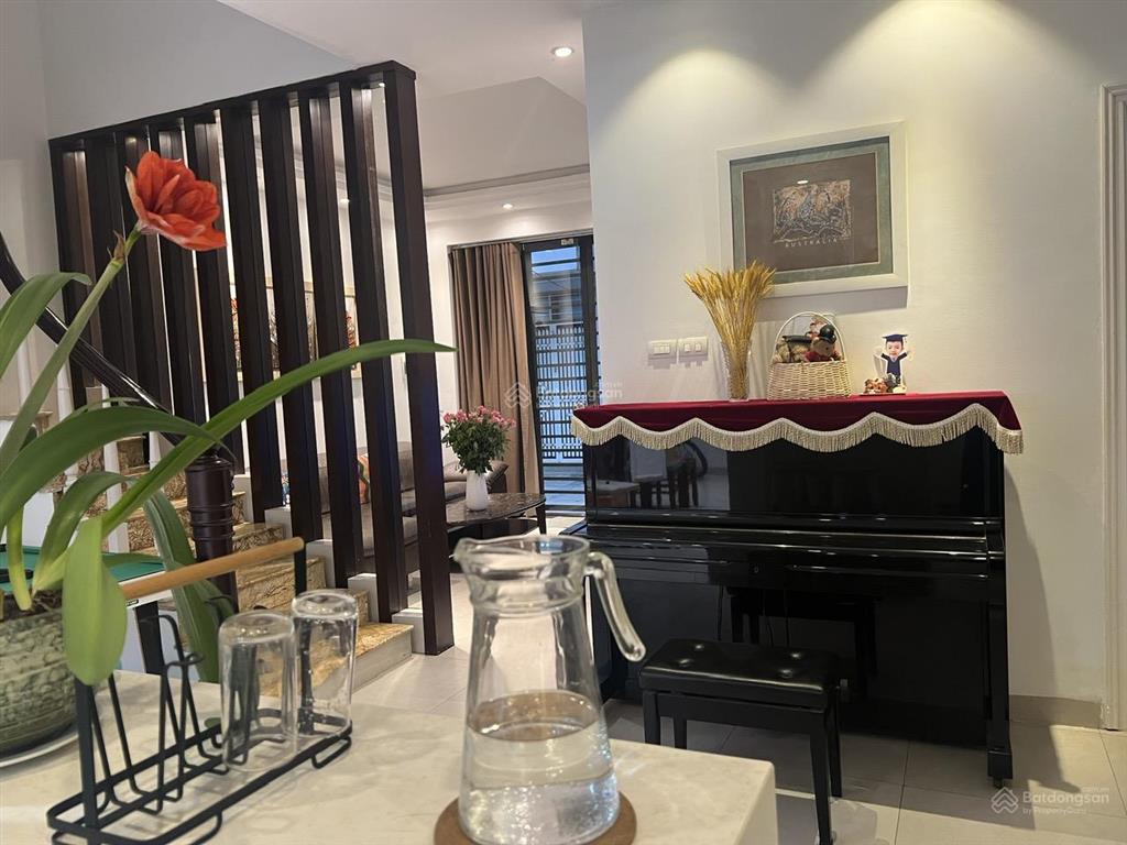 Cho thuê nhà nguyên căn, cạnh sân golf him lam long biên, nội thất xịn, 4pn, giá 2x tr/m2