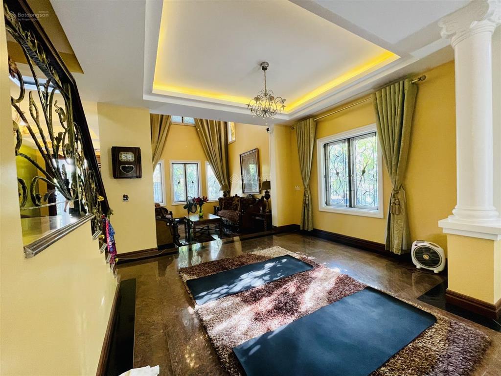 Cho thuê căn biệt thự sân vườn khu sao đỏ