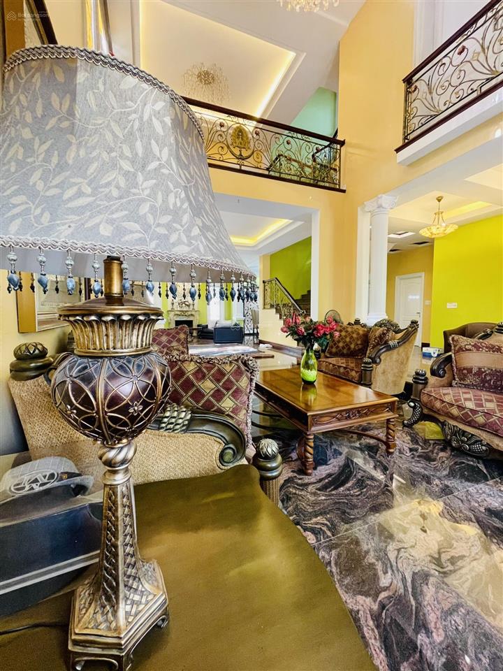 Cho thuê căn biệt thự sân vườn khu sao đỏ