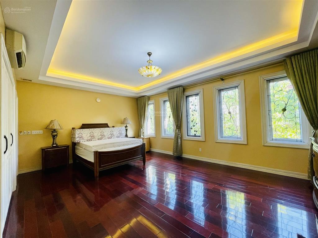 Cho thuê căn biệt thự sân vườn khu sao đỏ