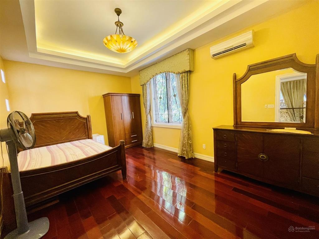Cho thuê căn biệt thự sân vườn khu sao đỏ