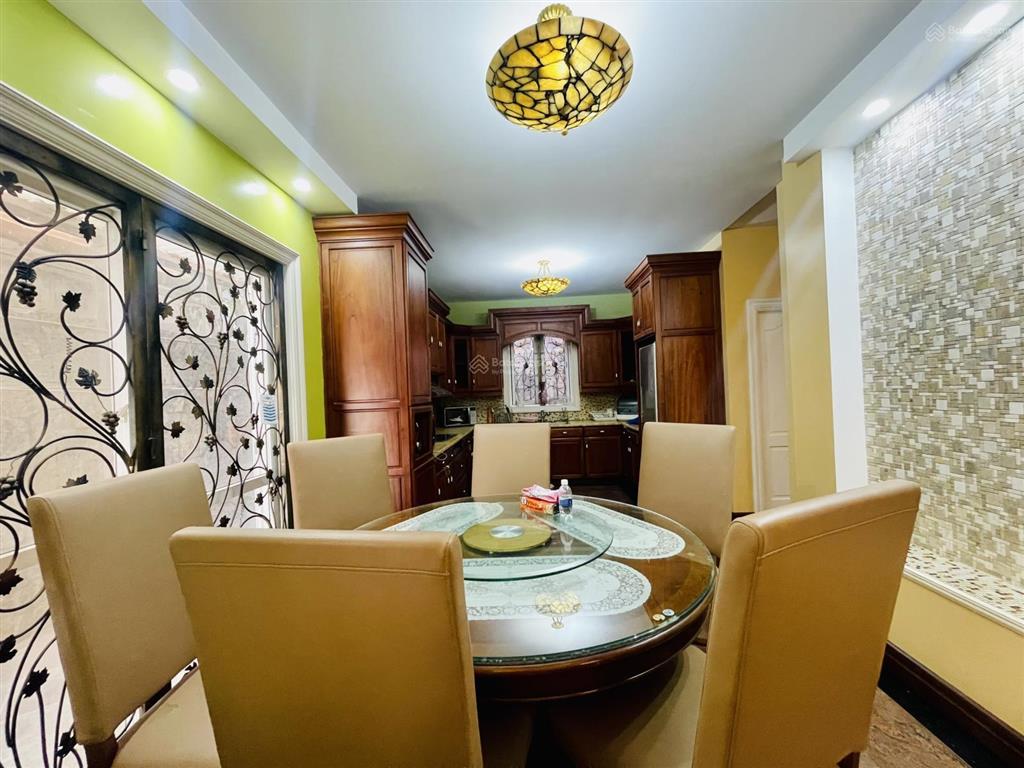 Cho thuê căn biệt thự sân vườn khu sao đỏ