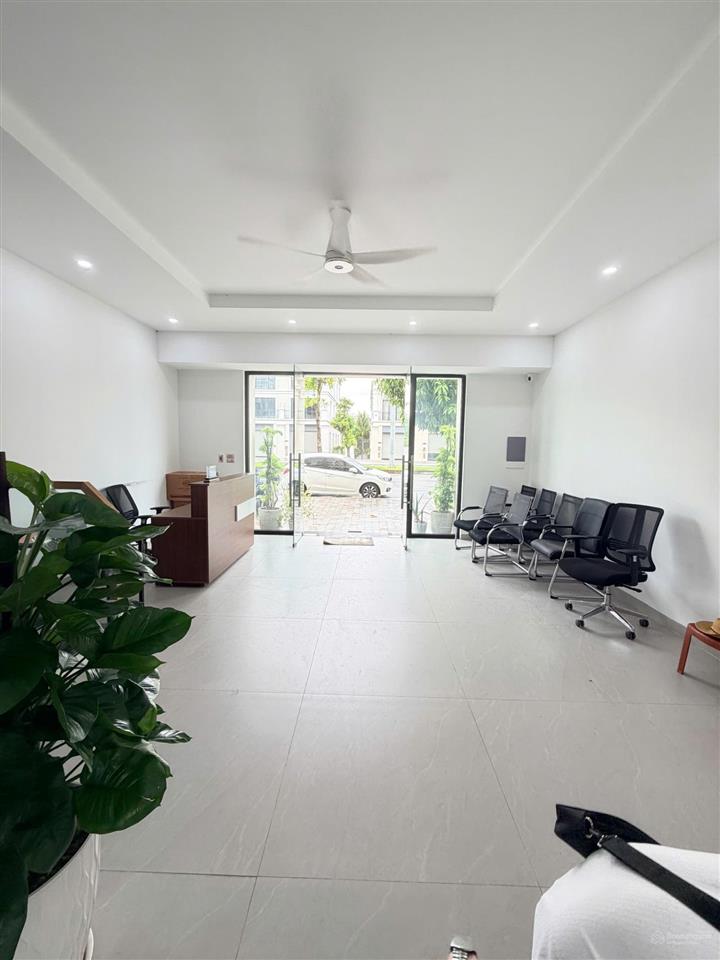 Cho thuê nguyên căn shophouse vinhomes vũ yên