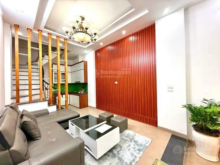 Bay nhanh Phố Cự Lộc, nhà dân xây, 2 thoáng, ngõ thông, cách 20m oto tránh, sổ vuông, dt
