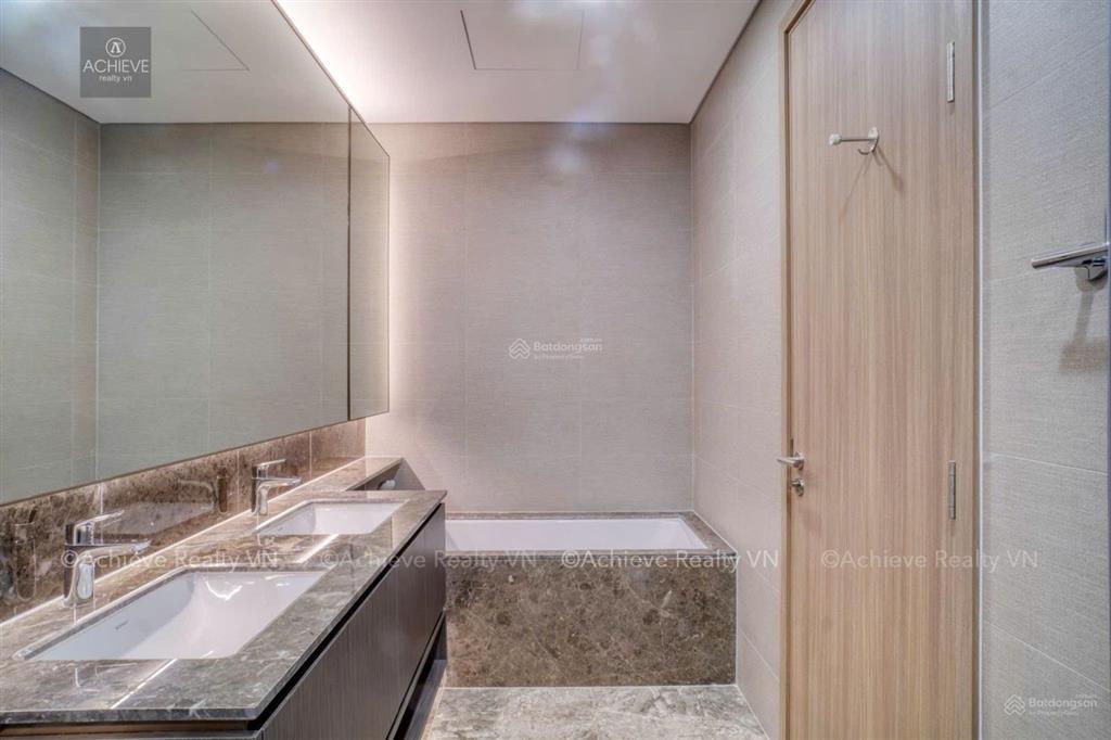 Căn 3 phòng ngủ view sông quận 1 & nội khu. chủ cần bán gấp trong tháng 7 giá cực tốt.