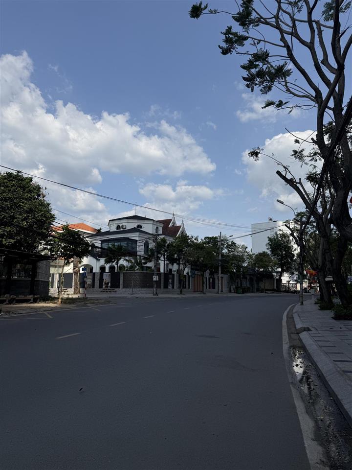 Bán lô đất ngay nguyễn văn hưởng, thảo điền, quận 2  933m2  chỉ 199 tỷ  ngang mặt tiền 40m