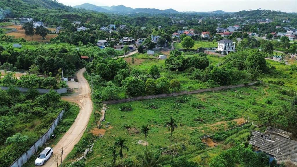 Bán lô đất 2324,5m2, thổ cư lên tới 2000m2 tại thôn bạch thạch, phú cát, hà nội