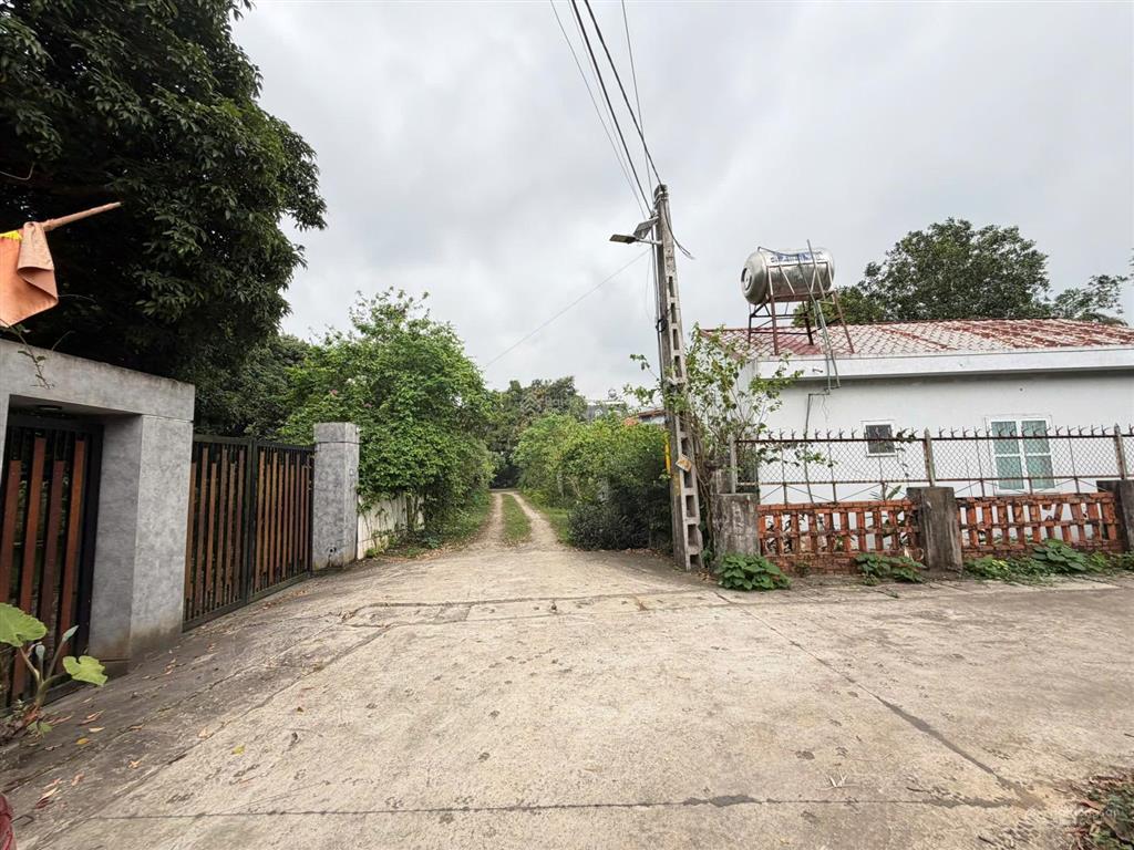 Bán mảnh đất nằm trên trục chính rộng 275m2, thổ cư 150m2 tại thôn bài, yên bài, hà nội