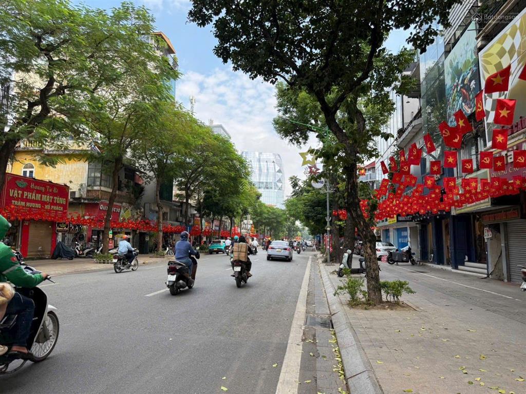 Hạ chào 1 tỷ!bán nhà mặt phố nguyễn thái học, 52m2, mặt tiền 4.7m, doanh thu cho thuê 35tr/tháng.