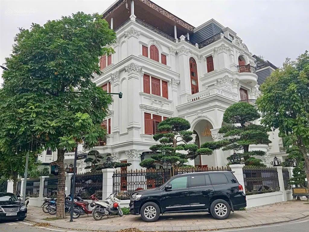 Bán biệt thự vườn đào,375m2, 7 tầng, mt 15m, gần hồ tây!
