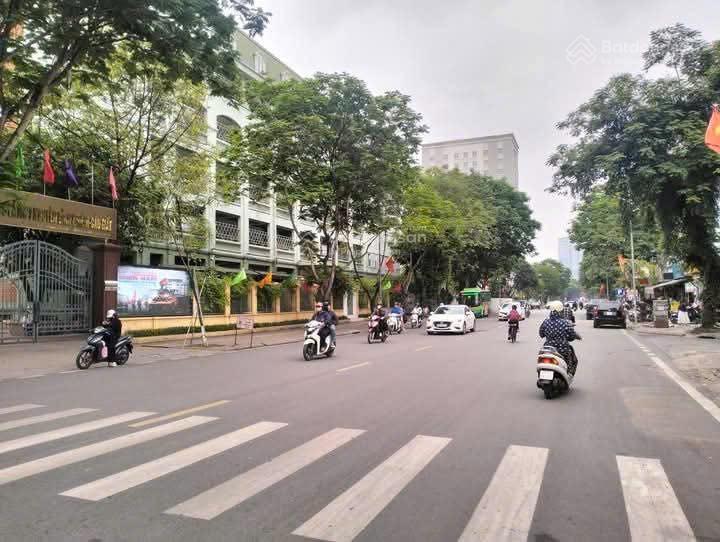 Bán nhà mặt phố ngọc hồi, 215m2, 8t, mt 10m, vỉa hè, kinh doanh, dòng tiền 2.4 tỷ/năm.