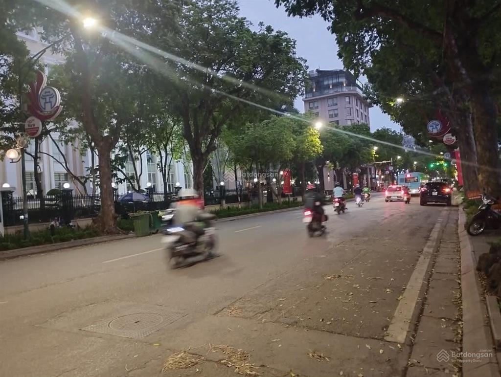 Bán biệt thự hoàn kiếm, 375m2, 4t, mt 9m, vỉa hè, gần cung văn hóa hữu nghị việt xô.
