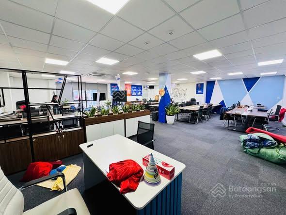 Bán sàn thương mại văn phòng chân đế chung cư hà đông, 500m2, sổ lâu dài, dòng tiền 1 tỷ/năm.