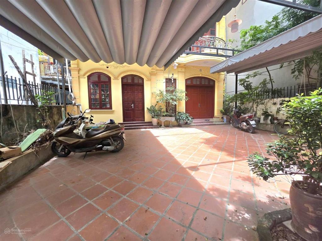 Giảm 2 tỷ! bán nhà cầu giấy, 137m2, mt 8.6m, 20m ra ô tô, xây ccmn đẹp!
