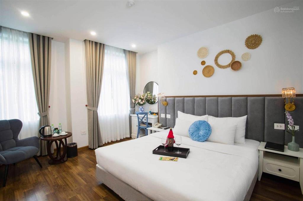 Bán khách sạn mặt phố hai bà trưng, 280m2, 11 tầng, mt 10m, 50 phòng, dòng tiền 6 tỷ/năm