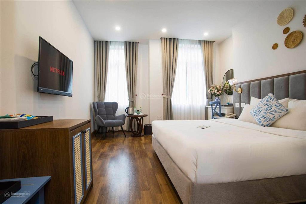 Bán khách sạn mặt phố hai bà trưng, 280m2, 11 tầng, mt 10m, 50 phòng, dòng tiền 6 tỷ/năm