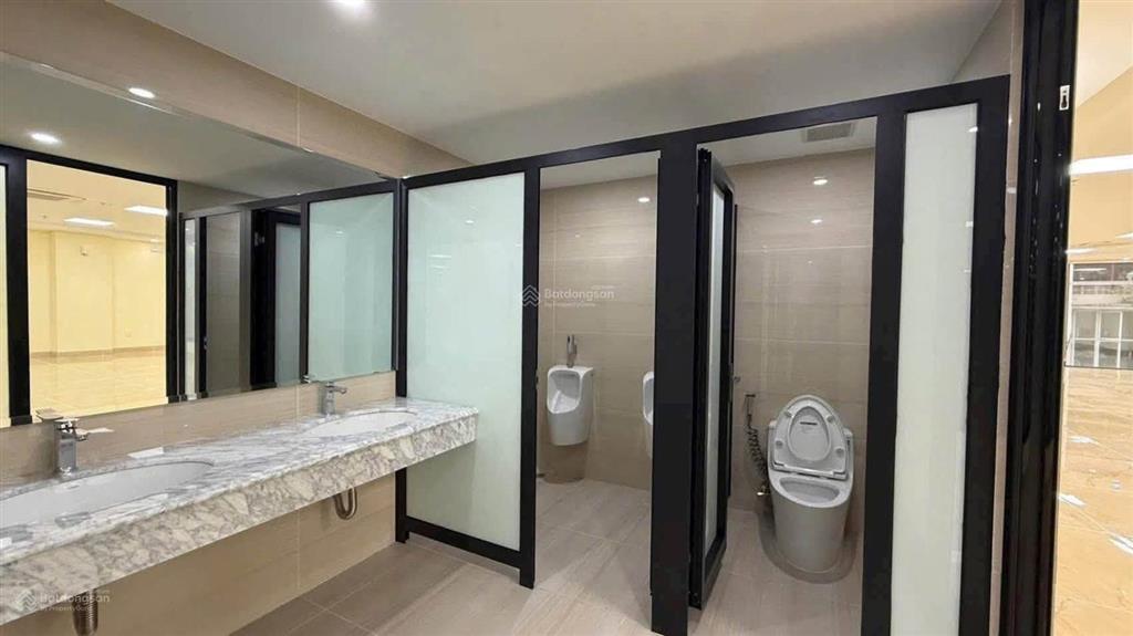 Bán tòa văn phòng mặt phố hoàng ngân  trung hòa, 400m2, 10 tầng, mt 15.8m, dòng tiền 6.6 tỷ/năm.