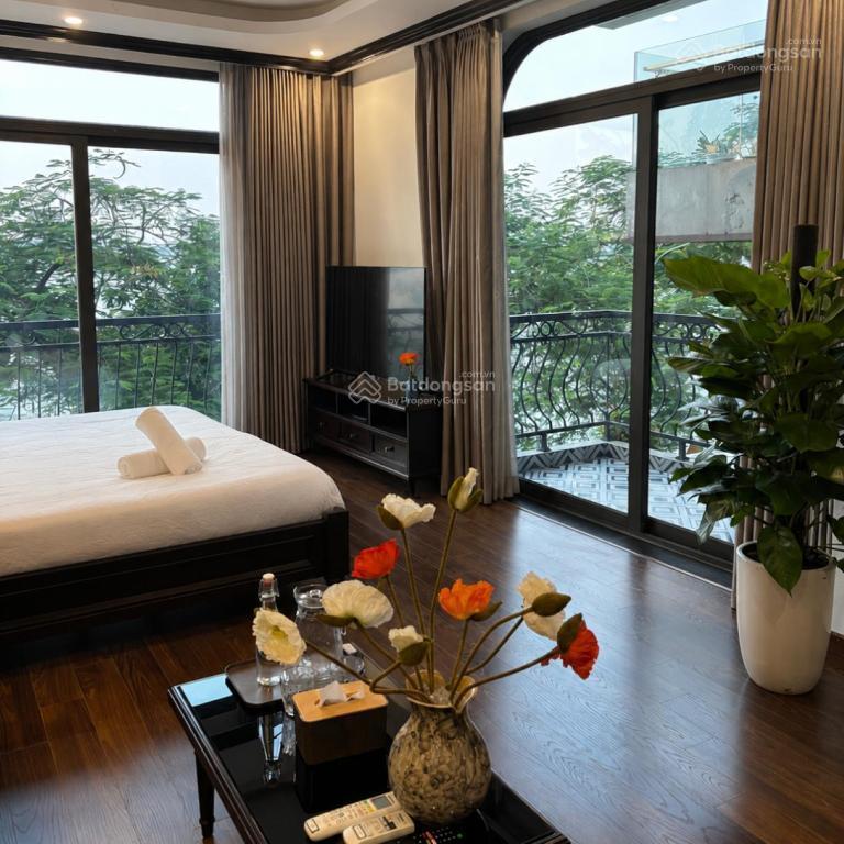 Bán khách sạn gần nguyễn đình thi  tây hồ, 160m2, 9t, mt 6.1m, dòng tiền 380tr/tháng